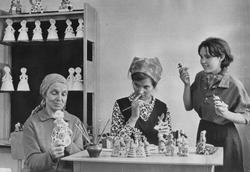 Мастерицы дымковской игрушки: Фалалеева Лидия Сергеевна, Пенкина Зоя Васильевна, Пенкина Римма, в мастерской за работой