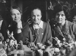 Мастерицы дымковской игрушки: (слева направо) Пенкина Римма, Пенкина Зоя Васильевна, Фалалеева Лидия Сергеевна, в мастерской