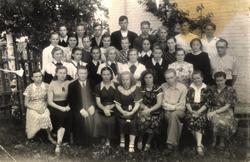 Учащиеся 10 класса Куменской средней школы с учителями. В третьем ряду 4-я слева - Платунова (Фалалеева) Лидия Сергеевна
