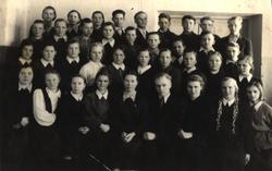 Учащиеся 9 класса Куменской средней школы. В третьем ряду 4-я слева - Платунова (Фалалеева) Лидия Сергеевна