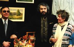 Деришев Евгений Тимофеевич, заместитель главы департамента культуры Кировской области, Барынин Валерий Николаевич, певец, народный артист Российской Федерации, Фалалеева Лидия Сергеевна, мастерица дымковской игрушки, Заслуженный художник РСФСР, в выставочном зале Кировского областного художественного музея