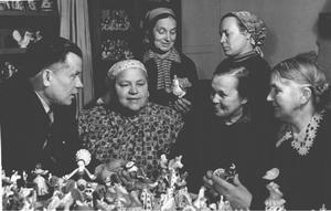 11. В мастерскую каждый день заходил скульптор Михаил Михайлович Кошкина, как бы изучая, и всегда был в курсе, как нам работалось и жилось. Его уважали особенно мастерицы из Дымкова - Безденежных, 3. Ф., Пенкина 3. В., Кошкина Е. 3., Коновалова О. И