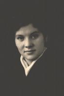12. Мое рабочее место было удобно, я сидела между Люсей Фокиной и Людой Ивановой. Иванова - молодая, красивая, стройная&hellip; Носила красивую шляпу с вуалью. В ней тут я и сижу.
