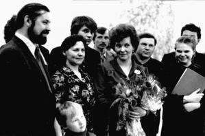 21. Работа работой, но и не только, выбирали меня в художественный совет, в Зональный и Республиканский выставкомы. Была я депутатом горсовета и даже была делегатом пятого и шестого съездов Союза художников России