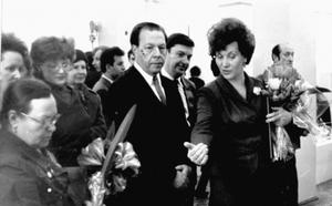 23. Не стала портнихой, не шью, но ведь я леплю наряды из глины, наряжаю барынь, выкраиваю, прикидываю, примеряю и напрочь приклеиваю, и надолго из моды не выйдет, пока не разобьется будет стоять, цвет, может, поблекнет, выцветет, но лепка останется перв