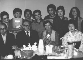 24. На встречах была необыкновенная тишина, на меня смотрело множество внимательных глаз, потом сыпались вопросы, потом были национальные танцы, угощали национальными блюдами